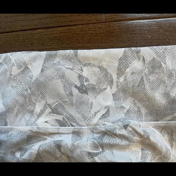 Grey/ white lululemon wunder under  leggings size 4 - Picture 3 of 5